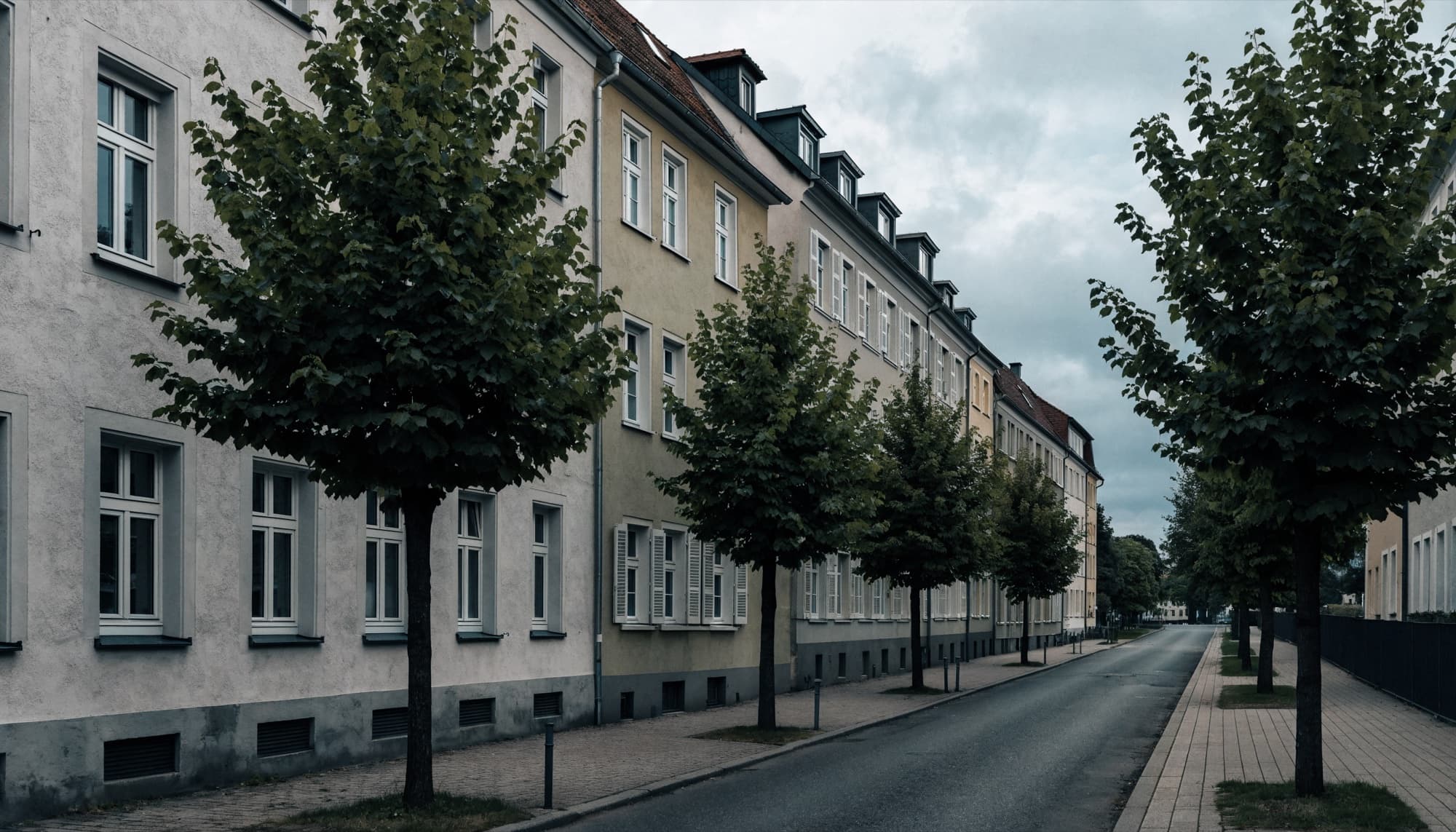 Straßenzug mit mehrgeschossigen Bestandswohnhäusern — typischer Sanierungsbestand in Berlin und Brandenburg