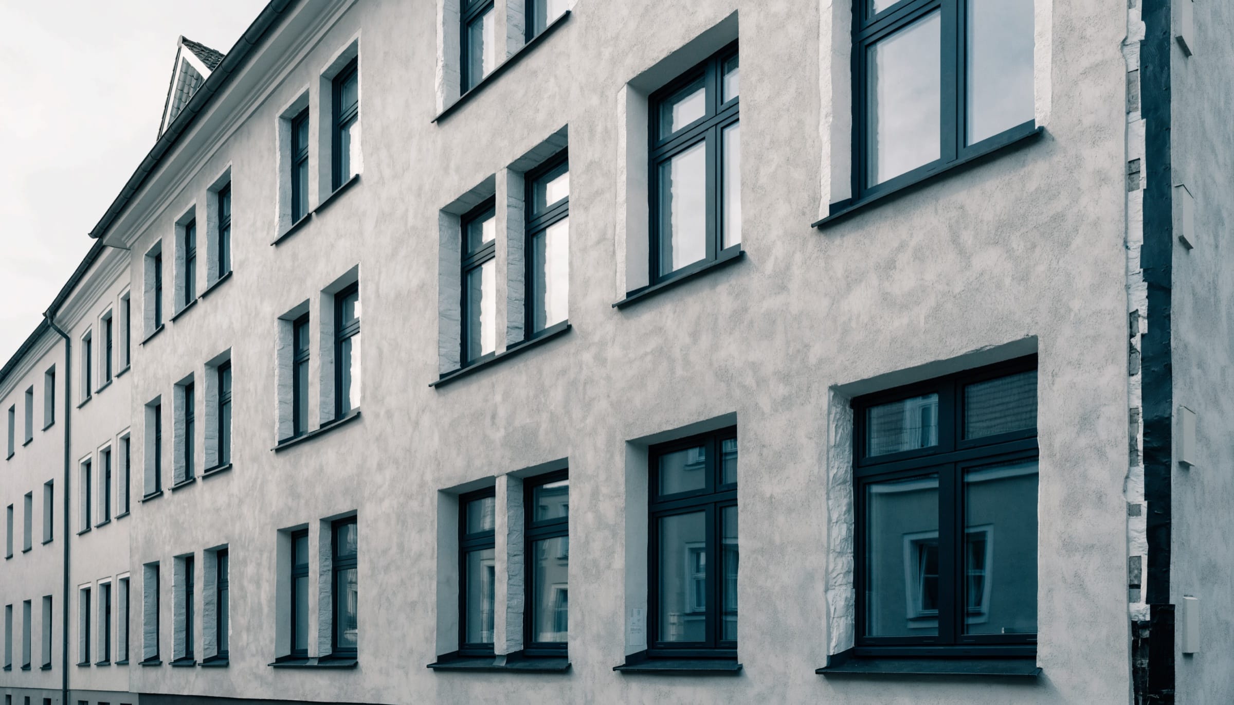 Sanierte Altbau-Fassade eines energetisch modernisierten Wohngebäudes