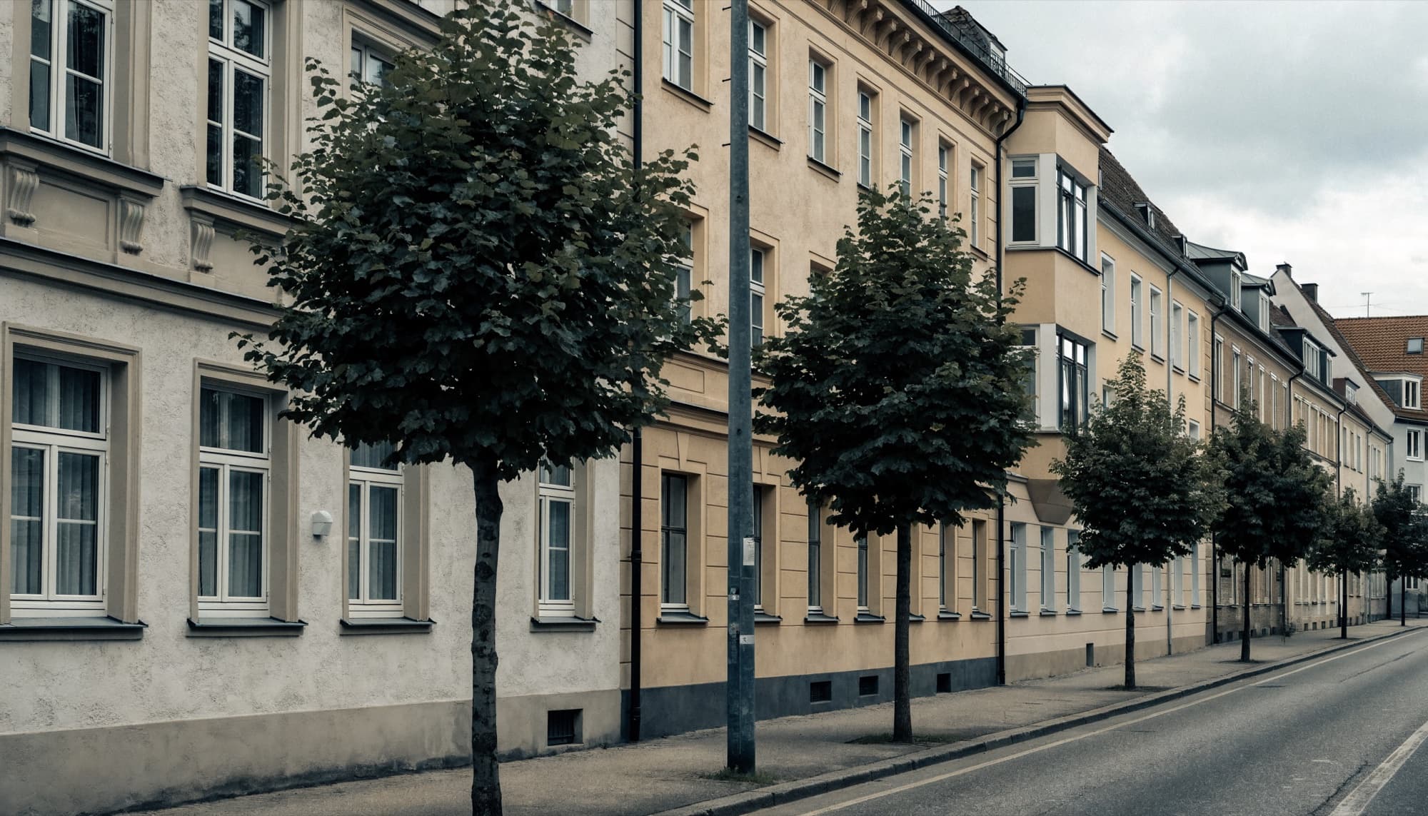Wohnstraße mit Bestandsgebäuden — für Verkauf und Neuvermietung ist der Energieausweis Pflicht
